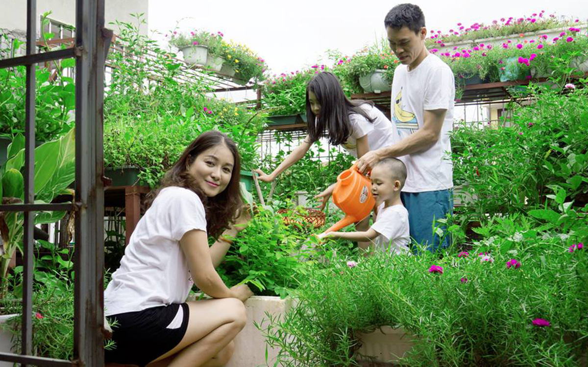 Cả gia đình làm vườn thật vui vẻ hạnh phúc